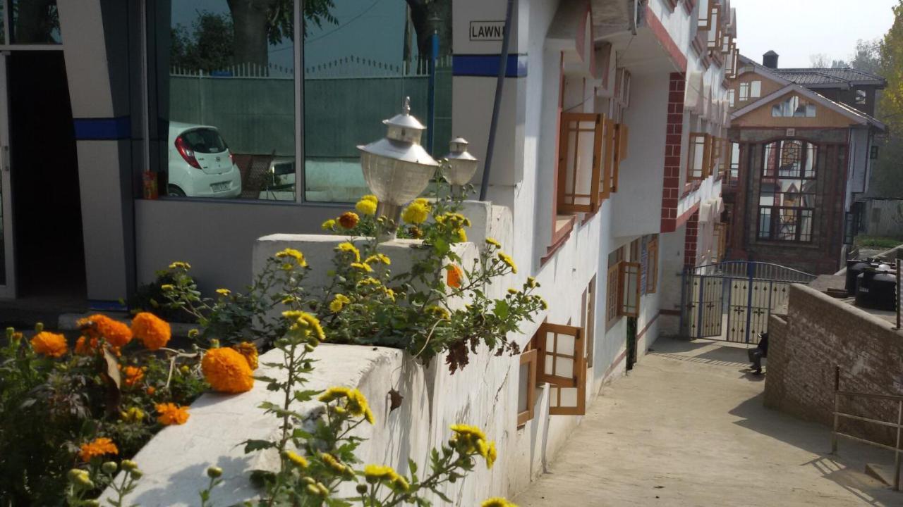 Hotel Grand City Heart Srinagar  Bagian luar foto